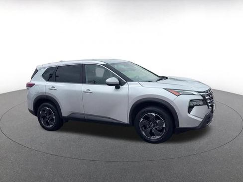 Used 2025 Nissan Rogue SV AWD/4WD image 2