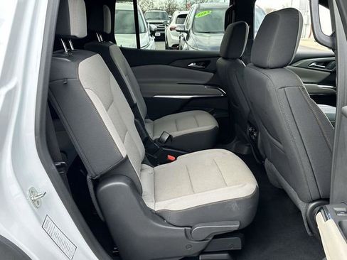 Used 2025 Chevrolet Traverse LT image 19