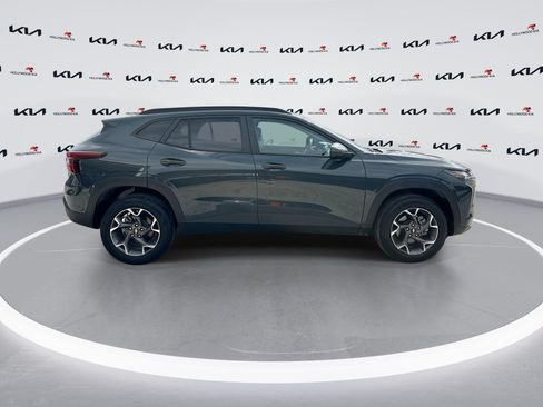 Used 2025 Chevrolet Trax LT FWD image 9