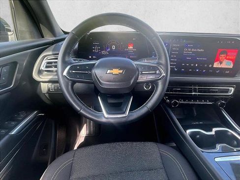 Used 2024 Chevrolet Traverse LT FWD image 7
