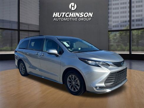 Certified 2023 Toyota Sienna XLE image 1