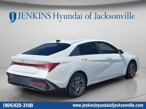 Used 2024 Hyundai Elantra SEL FWD image 4