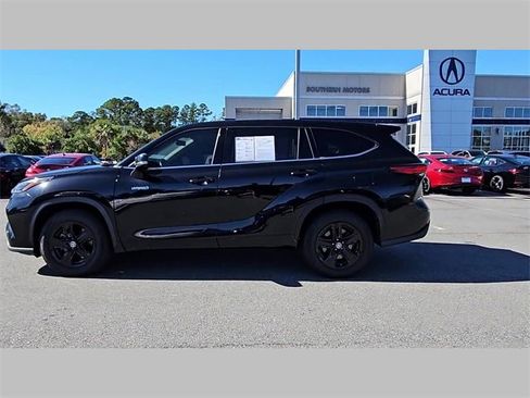 Used 2021 Toyota Highlander LE image 19