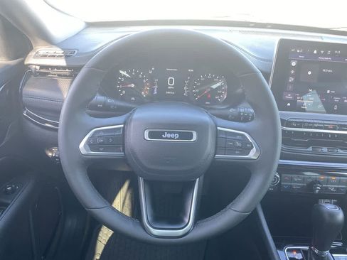 Used 2025 Jeep Compass Latitude w/ Convenience Group AWD/4WD image 14