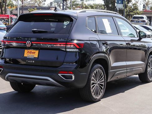 Certified 2025 Volkswagen Taos SE FWD image 6