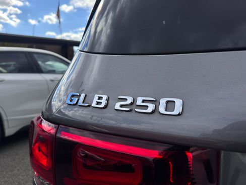 Used 2021 Mercedes-Benz GLB 250 4MATIC image 7