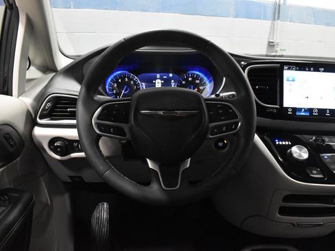 Used 2023 Chrysler Pacifica Touring-L FWD image 7