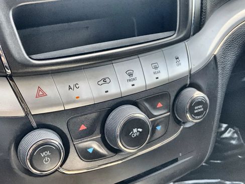 Used 2018 Dodge Journey SE FWD image 8
