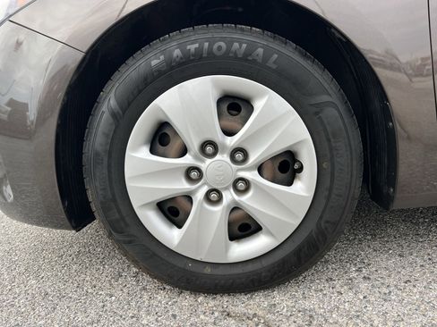 Used 2017 Kia Forte LX image 11