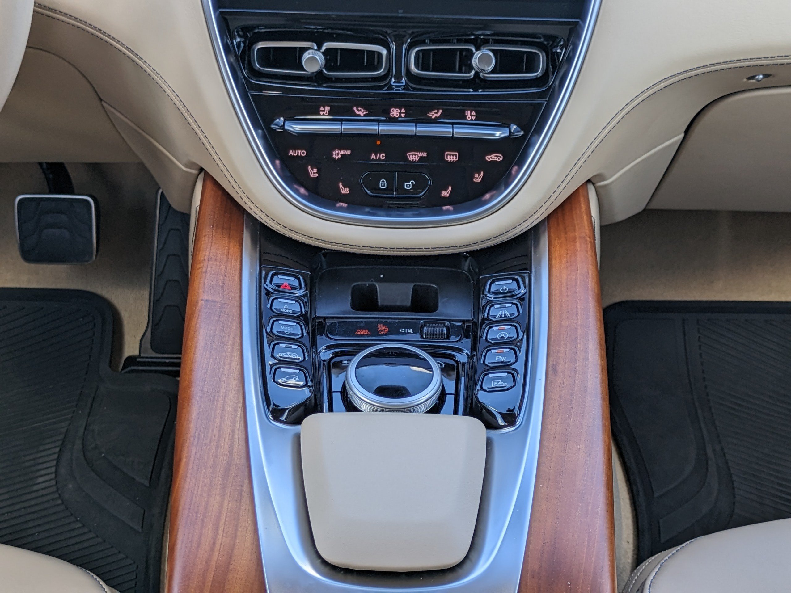Used 2024 Aston Martin DBX AWD/4WD image 21