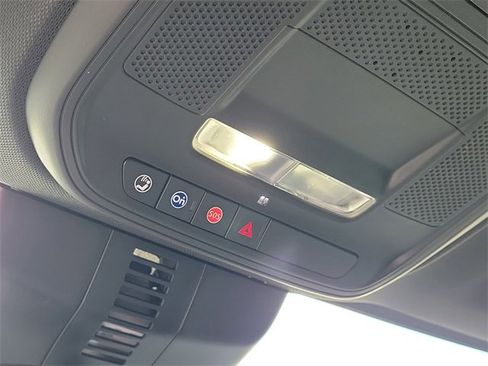 Used 2025 Chevrolet Traverse LT image 28