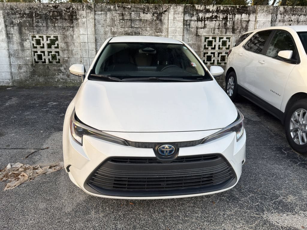 Used 2025 Toyota Corolla LE FWD image 2