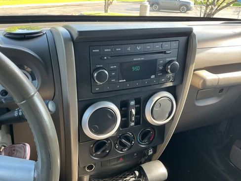 Used 2009 Jeep Wrangler Unlimited Sahara w/ Dual Top Group AWD/4WD image 14