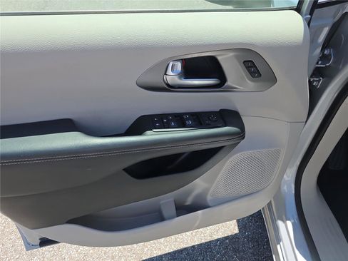 Used 2023 Chrysler Pacifica Touring-L FWD image 17