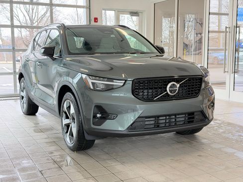 New 2026 Volvo XC40 B5 Plus w/ Climate Package image 5