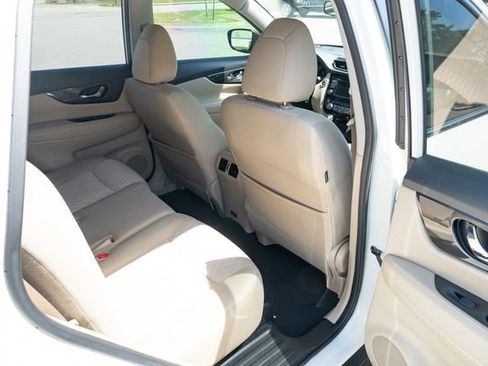 Used 2020 Nissan Rogue SV FWD image 39