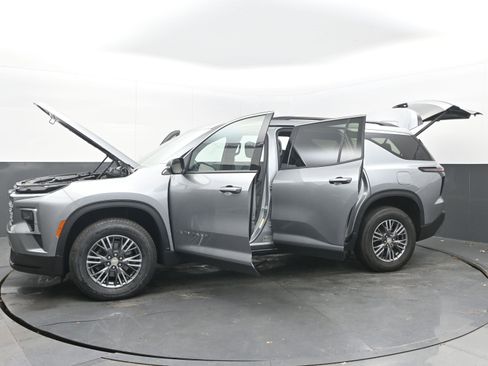 Used 2025 Chevrolet Traverse LT image 42