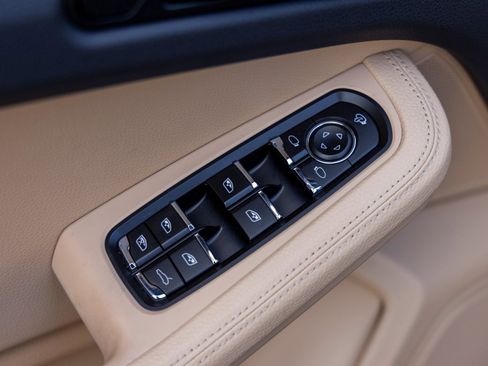 Certified 2025 Porsche Macan image 23