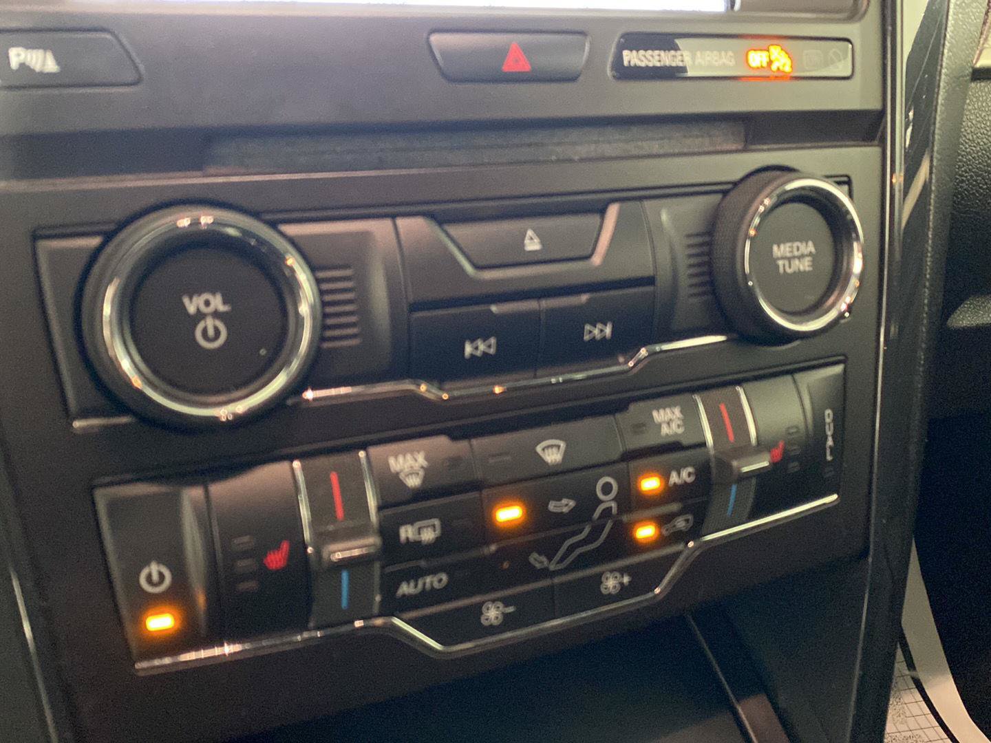 Used 2018 Ford Explorer XLT w/ Equipment Group 202A AWD/4WD image 4