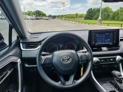Used 2022 Toyota RAV4 LE AWD/4WD image 11