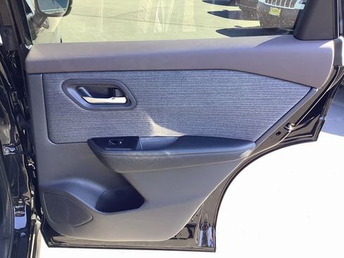 Used 2023 Nissan Rogue SV image 34