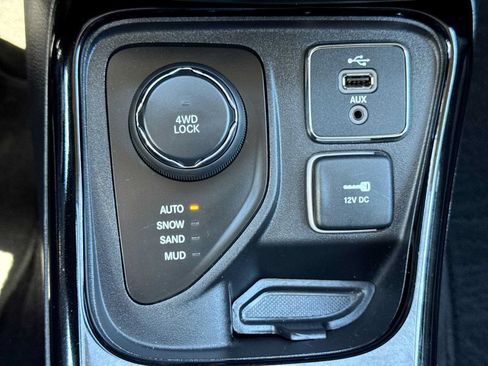 Used 2018 Jeep Compass Limited w/ Navigation Group AWD/4WD image 30