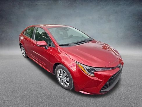 Used 2025 Toyota Corolla LE FWD image 2