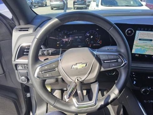 Used 2025 Chevrolet Suburban LT RWD image 6