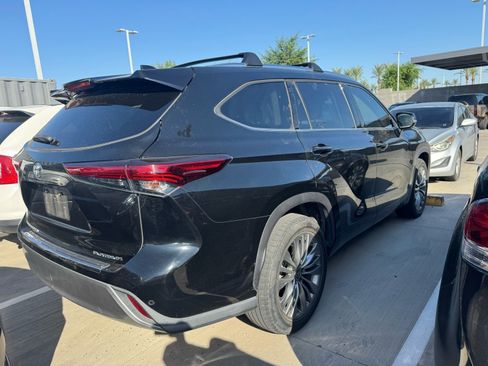 Used 2020 Toyota Highlander Platinum FWD image 4