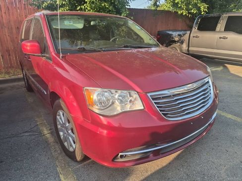 Used 2016 Chrysler Town & Country Touring FWD image 14