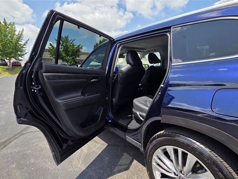 Used 2023 Toyota Highlander Platinum AWD/4WD image 28