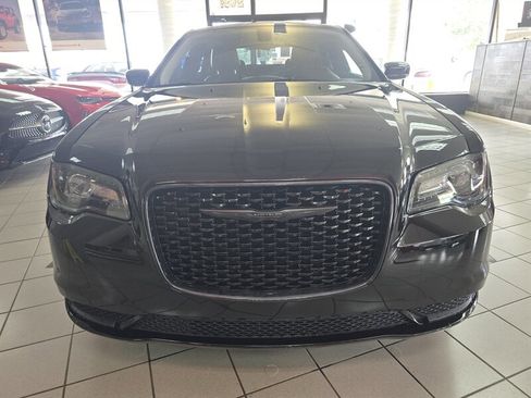 Used 2022 Chrysler 300 Touring L image 2