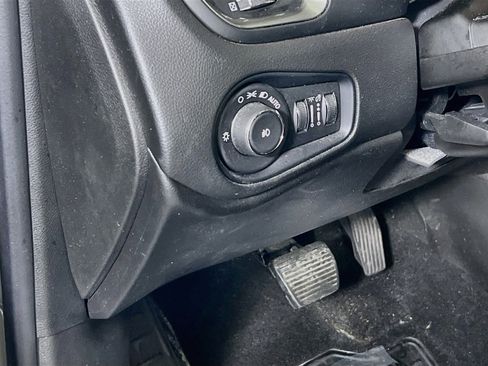 Used 2022 Jeep Renegade Latitude w/ Convenience Group AWD/4WD image 10