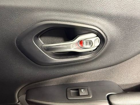 Used 2015 Jeep Cherokee Latitude w/ Comfort/Convenience Group image 28