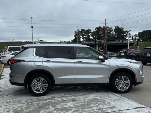 Used 2024 Mitsubishi Outlander ES image 3