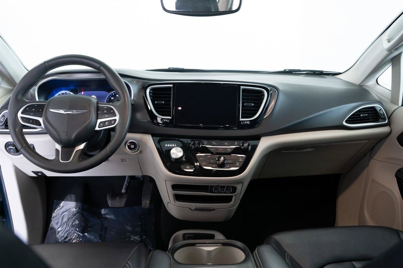 Used 2024 Chrysler Pacifica Touring-L FWD image 13