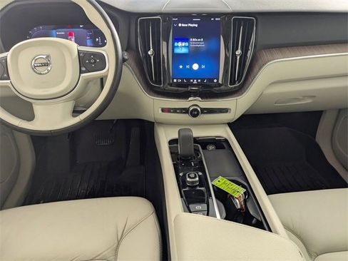 Used 2022 Volvo XC60 B5 Momentum image 25