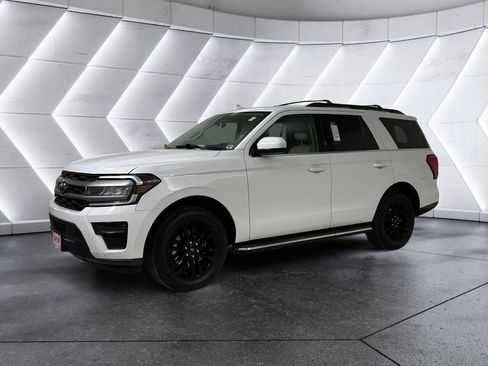 Used 2023 Ford Expedition XLT RWD image 3