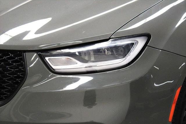 Certified 2025 Chrysler Pacifica Limited FWD image 42