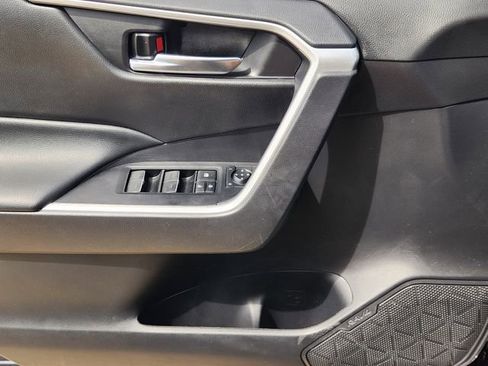 Used 2022 Toyota RAV4 XLE image 17