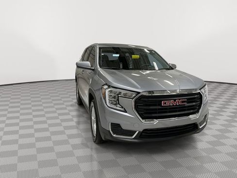 Used 2023 GMC Terrain SLE image 2