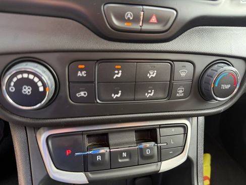 Used 2024 GMC Terrain SLE AWD/4WD image 28