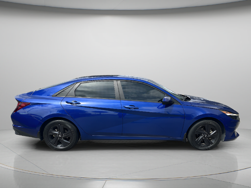 Used 2023 Hyundai Elantra SEL w/ Winter Weather Package FWD image 9