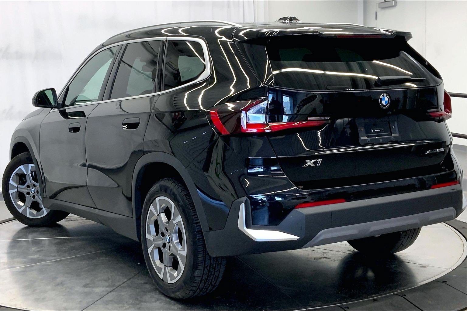Used 2023 BMW X1 xDrive28i w/ Convenience Package AWD/4WD image 3