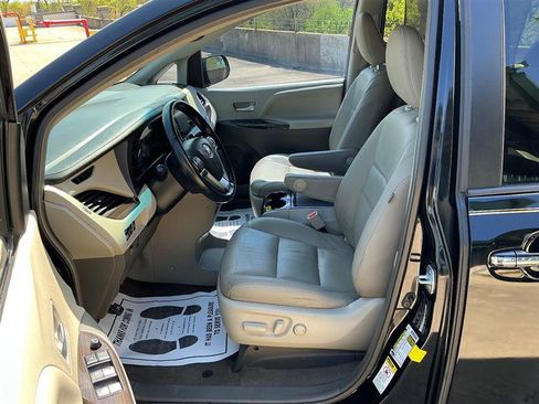Used 2016 Toyota Sienna XLE w/ XLE Navigation Package FWD image 29