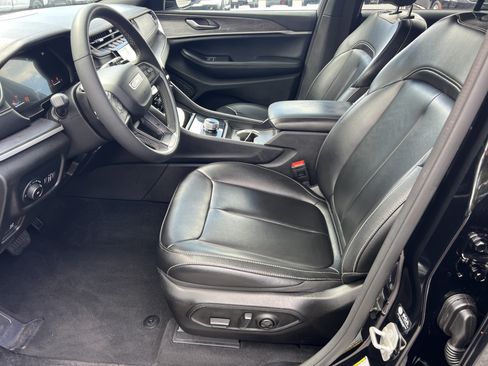 Used 2024 Jeep Grand Cherokee Limited RWD image 11