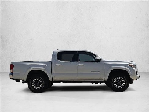 Used 2017 Toyota Tacoma SR5 AWD/4WD image 4