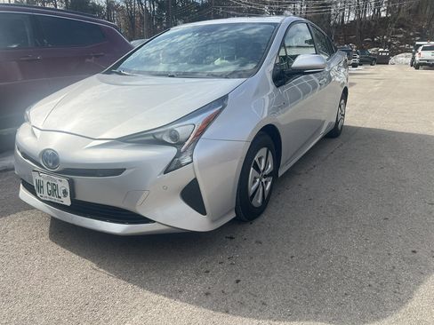 Used 2018 Toyota Prius Four w/ Advanced Technology Package image 2