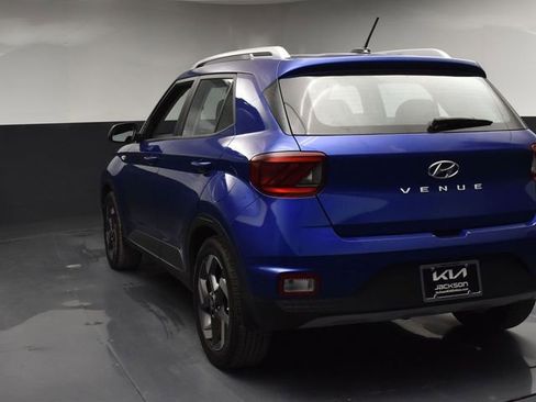 Used 2023 Hyundai Venue SEL FWD image 6