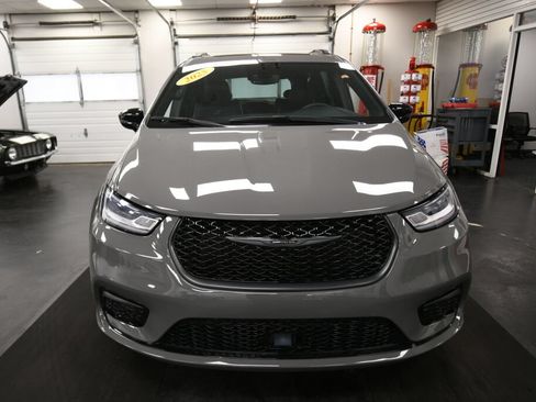 Used 2025 Chrysler Pacifica Limited FWD image 3